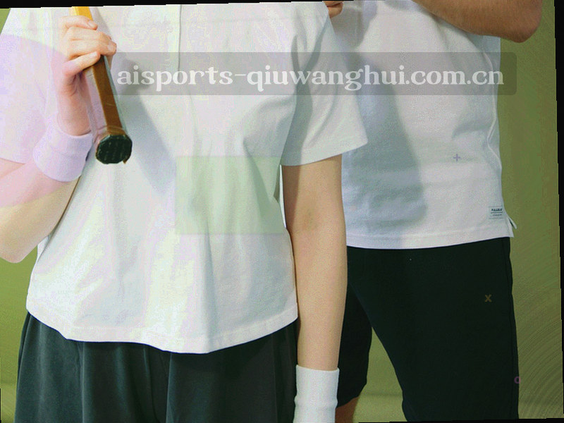 替补球员在场边热身准备登场的画面